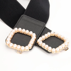 Elegante cintura elastica larga da donna con fibbie quadrate dorate e perle nere