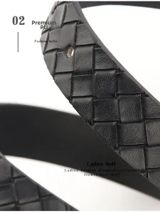 Détail de la ceinture noire en cuir PU pour femmes avec texture tressée sophistiquée