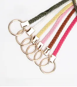 Vue détaillée de six fines ceintures tressées colorées pour femmes avec boucles dorées