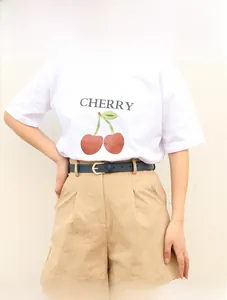 Detail eines dünnen dunkelblauen Flechtgürtels kombiniert mit khakifarbenen Shorts für Damen