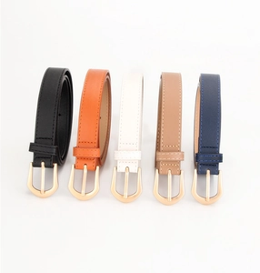 Fünf schmale PU-Ledergürtel in Schwarz, Orange, Weiß, Khaki und Dunkelblau