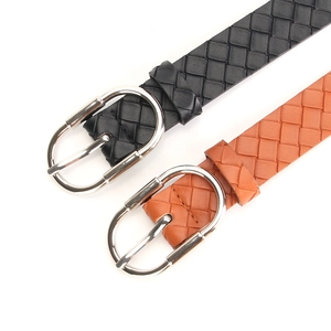 Ceintures tressées pour femmes en noir et marron caramel avec boucles en métal
