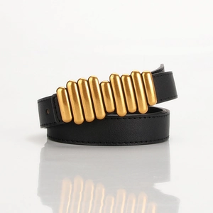 Cintura da donna in pelle nera con fibbia geometrica dorata in stile minimalista