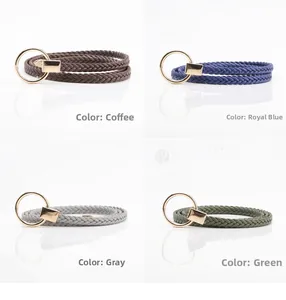 Vue détaillée de ceintures tressées en café, bleu, gris et vert avec boucles dorées