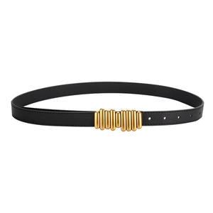 Cintura da donna in pelle nera con fibbia dorata dal design moderno a righe verticali
