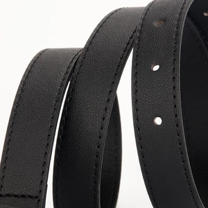 Klassischer schwarzer PU-Leder-Damen-Gürtel mit feinen Nähten und mattem Finish