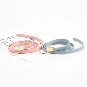 Minimalistische schmale Ledergürtel mit runden Goldschnallen in sanftem Rosa und Blau