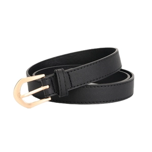 Damen schwarzer PU Ledergürtel mit einer polierten goldenen Hufeisenschnalle auf weißem Grund