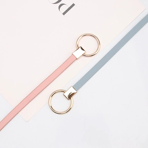 Minimalistische schmale Ledergürtel mit goldener Rundschnalle in Rosa und Graublau