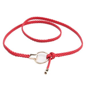 Ceinture fine en cuir PU tressé rouge pour femme avec boucle ronde dorée sur fond blanc