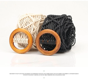 Détail de ceintures bohèmes tressées avec boucles rondes en bois en crème et noir