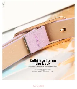 Détail d'une ceinture en cuir lavande avec boucle rectangulaire dorée solide