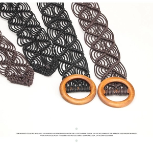 Détail d'une ceinture bohème tressée à la main avec boucle ronde en bois noir et marron