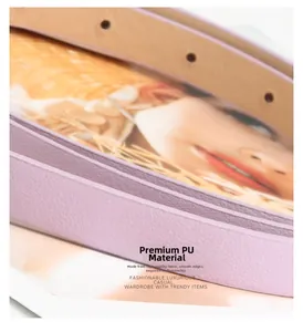 Détail d'une ceinture en cuir PU violet montrant la finition lisse et la texture