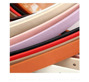 Gros plan sur la texture litchi des ceintures fines en cuir de plusieurs couleurs pour femmes