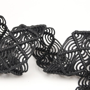 Ceinture bohème noire tressée à la main avec motif ajouré pour robes et tenues
