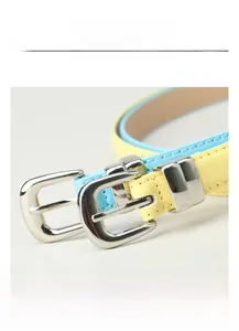 Gros plan sur des ceintures fines jaune clair et bleu clair avec boucle en alliage argent