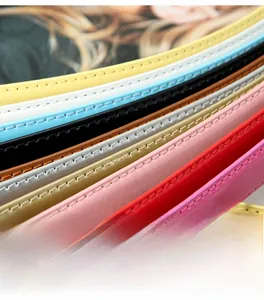 Détail de fines ceintures colorées montrant des coutures précises et une finition vernie