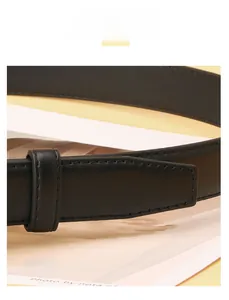 Detail eines schwarzen PU-Ledergürtels mit feiner Litschitextur und sauberer Naht