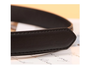Gros plan détaillé d'une ceinture en cuir noir montrant des coutures fines et une finition lisse