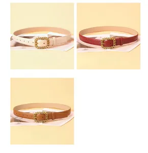Detail von schmalen Ledergürteln mit goldener Kettenschnalle in Beige, Rot und Camel