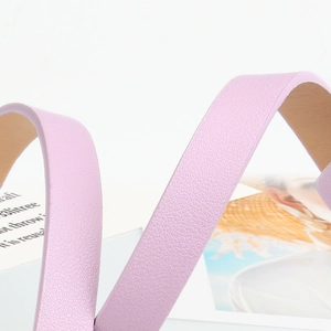 Ceinture femme en cuir lavande avec texture grainée et boucle ovale pour robes et jeans
