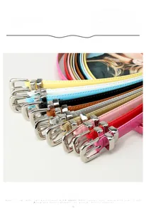 Détail de fines ceintures pour femmes en couleurs acidulées avec boucles argentées