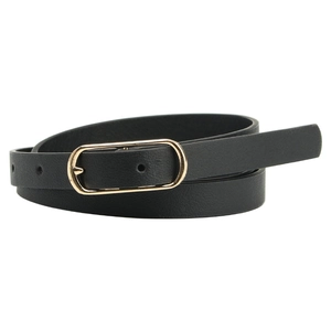 Ceinture fine noire pour femme avec boucle ovale en métal doré sur fond blanc