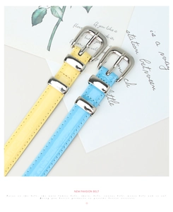 Détail de ceintures fines en similicuir jaune vif et bleu ciel avec boucles argentées