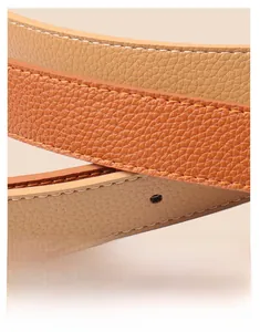 Macro de la ceinture en cuir grainé montrant les bords lisses et les coutures soignées