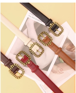 Details von vier bunten Ledergürteln mit eleganten goldenen Ketten-Schnallen