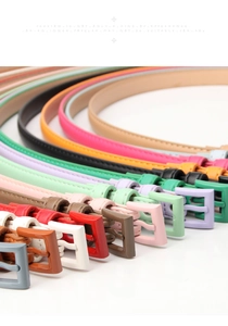Set di cinture sottili in pelle da donna con fibbie quadrate colorate in tonalità vivaci