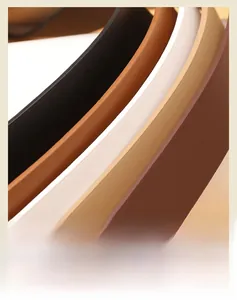 Primo piano di cinture in pelle PU in vari colori con grana fine e cuciture rifinite