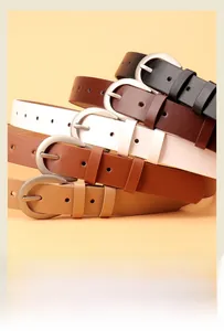 Dettaglio di cinque cinture in pelle colorate con fibbie metalliche a D e cuciture fini