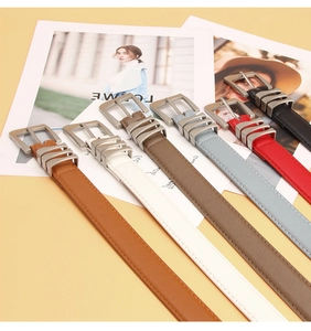 Détail de ceintures fines en cuir de six couleurs avec boucles carrées en métal argenté