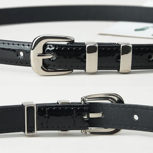 Ceinture fine en cuir verni noir pour femme avec boucle en métal argenté et surpiqûres