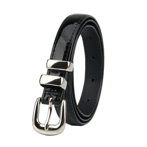 Fine ceinture minimaliste en cuir verni noir pour femme avec boucle en métal argenté