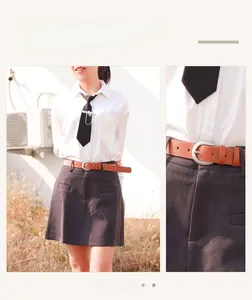 Cintura in pelle marrone con fibbia ovale argento opaco abbinata a camicia e gonna scura