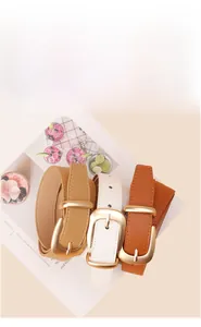 Vue détaillée de trois ceintures en cuir kaki, blanc et marron avec boucles dorées mates