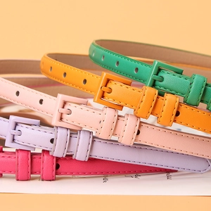 Cinture sottili da donna in colori pastello con fibbia quadrata in verde, arancio, rosa e viola