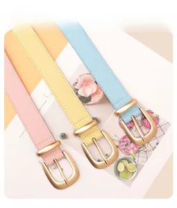 Détail de trois ceintures en cuir pastel avec boucles à ardillon ovales en or mat