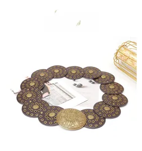 Détail d'une ceinture rétro western avec cercles en cuir brun et boucles en métal doré