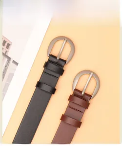 Dettaglio di cinture in pelle nera e marrone con fibbie metalliche a forma di D
