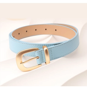 Détail de la ceinture en cuir bleu clair avec boucle en D dorée mate sur fond blanc