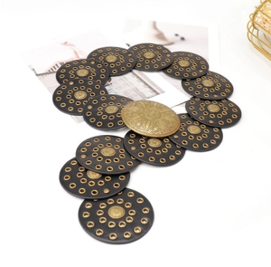 Gros plan d'une ceinture western rétro avec des œillets métalliques et disques en cuir