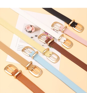 Détail de ceintures fines en cuir pour femmes en huit couleurs avec boucles dorées