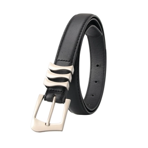Ceinture minimaliste en cuir noir pour femmes avec boucle argentée polie et détails ondulés