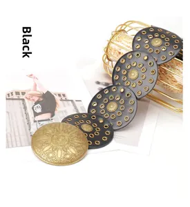Détail de la boucle de ceinture style western rétro avec relief solaire en métal
