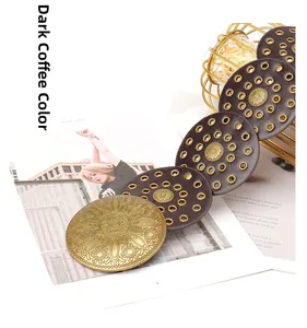 Détail de ceinture rétro western avec cuir marron foncé et boucle en métal doré gaufré