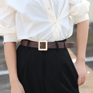 Minimalist brown leather belt with a matte gold square buckle for women's casual jeans